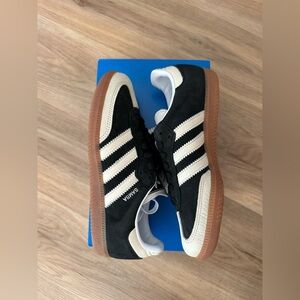Adidas sambas women size 8, black and cream